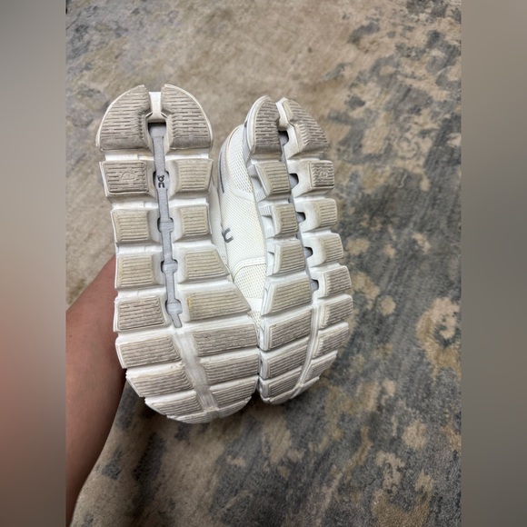 ON Running Shoes size 6 - Picture 4 of 5